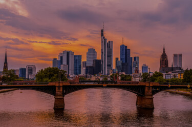 Frankfurt Skyline – Summer Evening - Landscape Photographie intitulée "Frankfurt Skyline –…" par Ron Kramer, Œuvre d'art originale, Photographie numérique