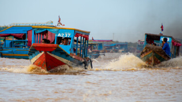 "Kompong Pluk, Taxi…" başlıklı Fotoğraf Michel Kergonna tarafından, Orijinal sanat, Dijital Fotoğrafçılık Alüminyum üzerine…
