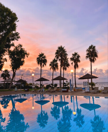 Sunset Reflections by the Poolside on a Tropical Coast Fotografia intitolato "Sunset Reflections…" da Sergei Gundorov, Opera d'arte originale, Fotografia digitale