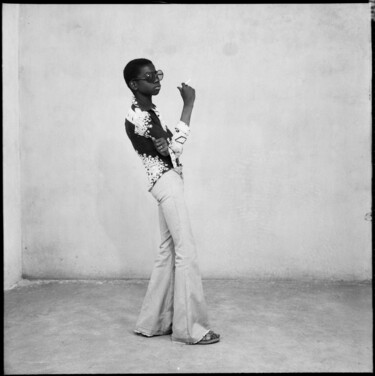 Fotografia intitolato "Un Yé-yé en position" da Malick Sidibé, Opera d'arte originale, Carta