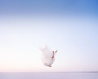 Fotografia intitolato "Wedding Dress Salt" da Scarlett Hooft Graafland, Opera d'arte originale, Stampa a pellicola