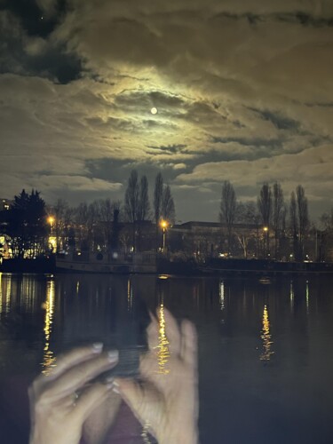 摄影 标题为“La lune entre mes m…” 由Manuela Morgaine, 原创艺术品, 数码摄影 安装在其他刚性面板上
