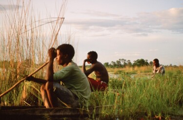 Botswana - piroguiers au soleil couchant,Delta de l'Okavango "Botswana - piroguie…" başlıklı Fotoğraf Christian Ebel tarafından, Orijinal sanat, Analog Fotoğrafçılık