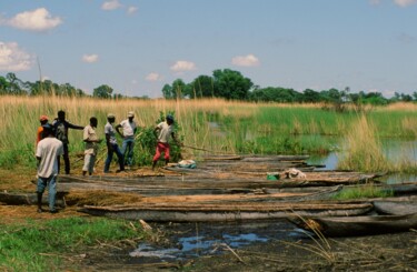 Fotografia intitolato "Botswana - piroguie…" da Christian Ebel, Opera d'arte originale, fotografia a pellicola