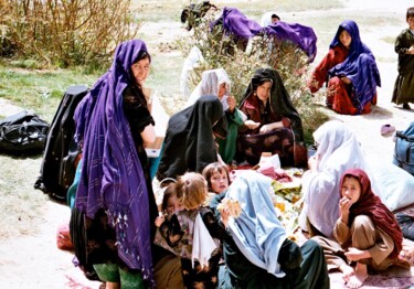 Afghanistan - Femmes Hazaras, Band e-Amir, région de Bamiyan Fotografie getiteld "Afghanistan - Femme…" door Christian Ebel, Origineel Kunstwerk, Film fotografie
