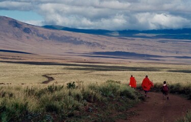 Fotografia intitolato "Tanzanie - jeunes M…" da Christian Ebel, Opera d'arte originale, fotografia a pellicola
