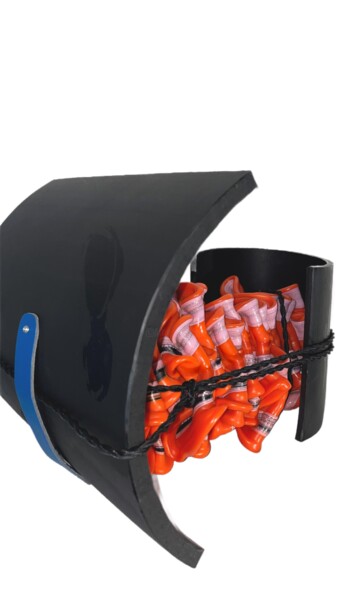 FICELÉ ORANGE ET NOIR Sculptuur getiteld "FICELÉ ORANGE ET NO…" door Audrey Steiner, Origineel Kunstwerk, Plastic