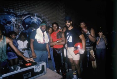 AFRIKA BAMBAATAA, GRAND MIXER D.ST, KOOL DJ HERC & SHAHIEM AT BRONX RIVER CENTER COMMUNITY CENTER Fotografie getiteld "AFRIKA BAMBAATAA, G…" door Sophie Bramly, Origineel Kunstwerk, Digitale afdruk