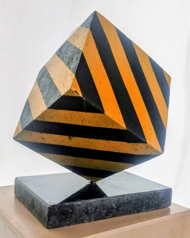 Escultura titulada "Balance with care" por Luiz Queimadela, Obra de arte original