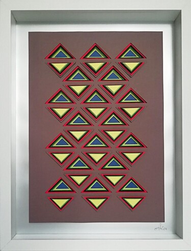 Scultura intitolato "Triangulation" da Efka, Opera d'arte originale, Carta Montato su Altro pannello rigido