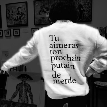 Γλυπτική με τίτλο "Sweat-shirt Tu aime…" από Émilie Moutsis, Αυθεντικά έργα τέχνης, Ύφασμα