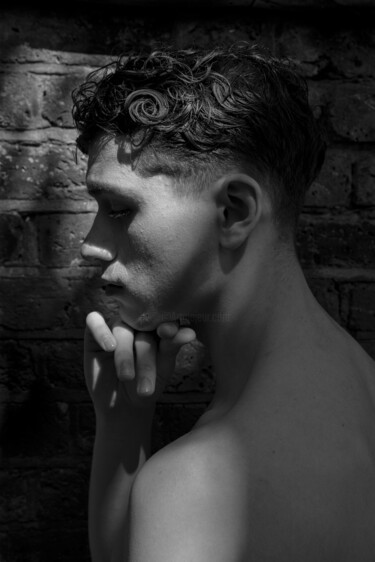 The boy against the wall Fotografie getiteld "The boy against the…" door Cyrille Mulot, Origineel Kunstwerk, Niet gemanipuleerde fotografie