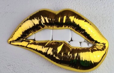 Scultura intitolato "Mmmh Piccole Gold" da Sagrasse, Opera d'arte originale, Resina Montato su Altro pannello rigido