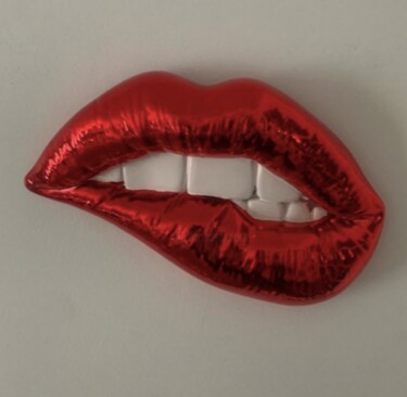 Sculptuur getiteld "Mmmh Piccole Red" door Sagrasse, Origineel Kunstwerk, Hars Gemonteerd op Andere stijve panelen