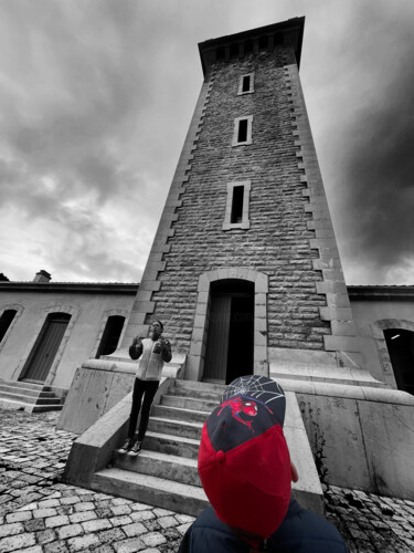 Spiderman à l'assaut du phare de l'Espiguette Fotografia intitolato "Spiderman à l'assau…" da Ambre Art, Opera d'arte originale, Fotografia manipolata