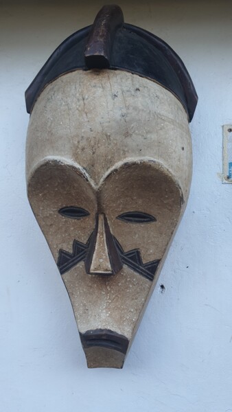 「Ceremony mask kuba05」というタイトルの彫刻 Isuge Peter Lugoloireによって, オリジナルのアートワーク, ウッド