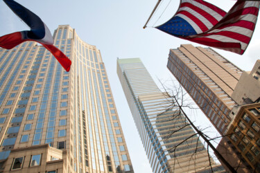New York City skyline, skyscrapers and flag Fotografie getiteld "New York City skyli…" door Loeber-Bottero, Origineel Kunstwerk, Digitale fotografie
