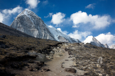 Pumori and mountain range - Himalayas - Nepal Fotografie getiteld "Pumori and mountain…" door Scott Gregory Banner, Origineel Kunstwerk, Digitale fotografie