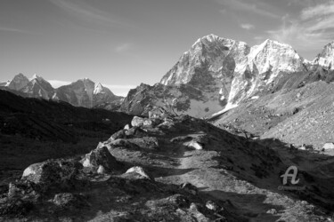 Walking trail and mountain range - Himalayas - Nepal Fotografia intitolato "Walking trail and m…" da Scott Gregory Banner, Opera d'arte originale, Fotografia digitale