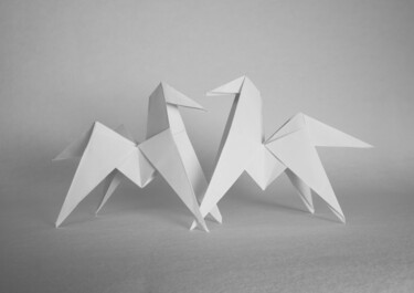 Rencontre en silence : chevaux d’origami sur fond blanc Fotografia intitolato "Rencontre en silenc…" da Cecile Ducrot, Opera d'arte originale, Fotografia non manipolata