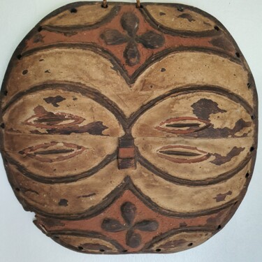 Escultura intitulada "Teke moon mask 1" por Isuge Peter Lugoloire, Obras de arte originais, Madeira