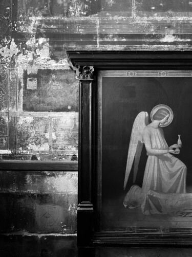 Paris, intérieur d'église, ange en prière Fotografie getiteld "Paris, intérieur d'…" door Loeber-Bottero, Origineel Kunstwerk, Digitale fotografie