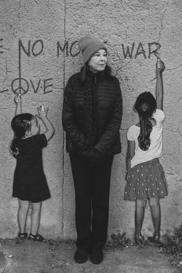 No more war, Arromanches, 2023 Photographie intitulée "No more war, Arroma…" par Cyrille Mulot, Œuvre d'art originale, Photographie non manipulée