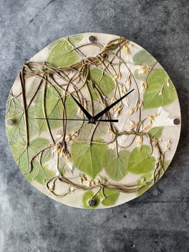 "DANCE OF THE VINES" – Sculptural Clock with Botanical Bas-R Scultura intitolato ""DANCE OF THE VINES…" da Alena Panchenia Elena Pancena, Opera d'arte originale, Gesso