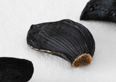 Ail noir en macro, texture organique et élégance gourmande Fotografia zatytułowany „Ail noir en macro,…” autorstwa Cecile Ducrot, Oryginalna praca, Fotografia nie manipulowana