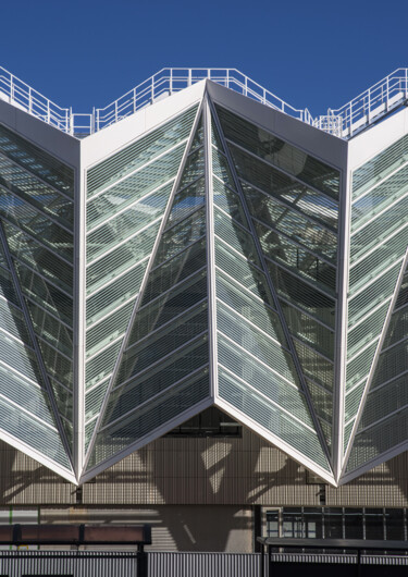 Détail architectural, gare moderne du tram Paris-Saclay Fotografie mit dem Titel "Détail architectura…" von Cecile Ducrot, Original-Kunstwerk, Nicht bearbeitete Fotografie