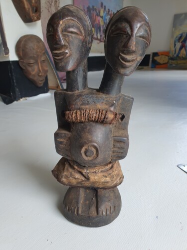 Γλυπτική με τίτλο "Statuette songye 1" από Isuge Peter Lugoloire, Αυθεντικά έργα τέχνης, Ξύλο