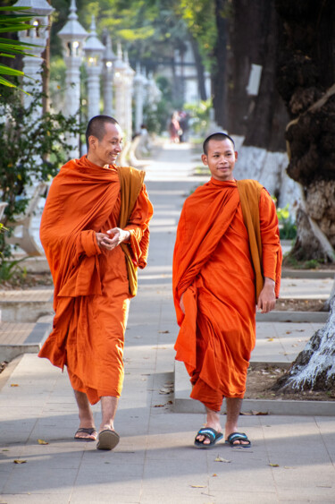 Fotografie getiteld "Cambodia - Monks" door Michel Kergonna, Origineel Kunstwerk, Digitale fotografie Gemonteerd op Aluminium