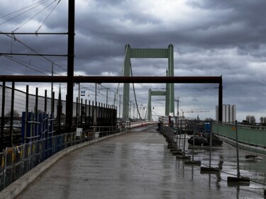 Photographie intitulée "Fahrweg zur Brücke" par Mick Paulat, Œuvre d'art originale, Photographie numérique
