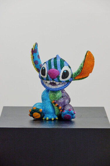 Scultura intitolato "We love Stitch" da Angela Gomes, Opera d'arte originale, Colaggio