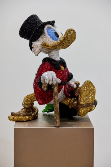 Scultura intitolato "Scrooge McDuck Swar…" da Angela Gomes, Opera d'arte originale, Colaggio