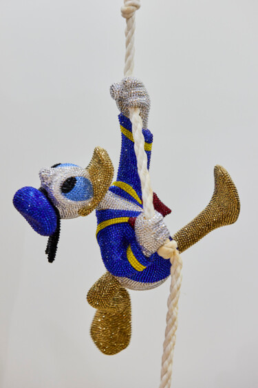 Scultura intitolato "Hanging Donald Swar…" da Angela Gomes, Opera d'arte originale, Colaggio