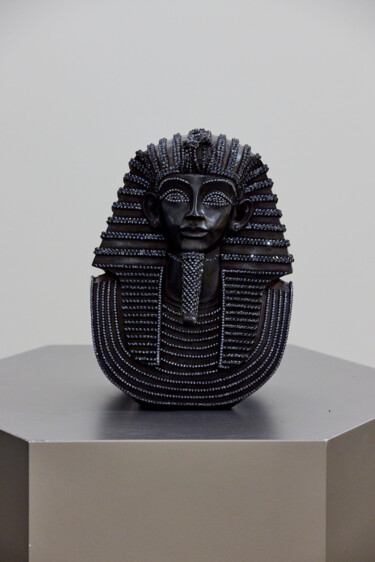 Sculpture intitulée "Tutankhamun Swarovs…" par Angela Gomes, Œuvre d'art originale, Pierre