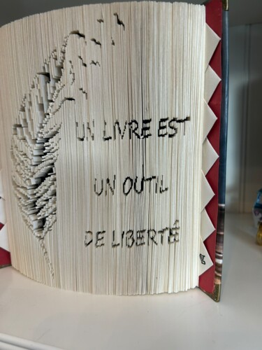 "Un livre est un out…" başlıklı Heykel Laura Vassallo tarafından, Orijinal sanat, Kâğıt