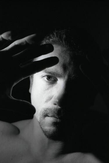 Clair Obscur - Portrait d'homme, de nuit Fotografie getiteld "Clair Obscur - Port…" door Loeber-Bottero, Origineel Kunstwerk, Film fotografie