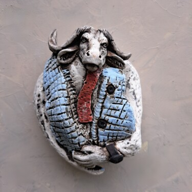 Wallsculpture The goat and his tie Sculptuur getiteld "Wallsculpture The g…" door Hanneke Pereboom, Origineel Kunstwerk, Keramiek
