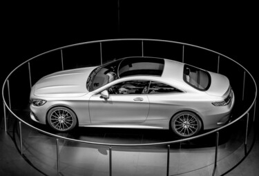 Studio Form – Automotive Perfection Fotografie getiteld "Studio Form – Autom…" door Ron Kramer, Origineel Kunstwerk, Digitale fotografie