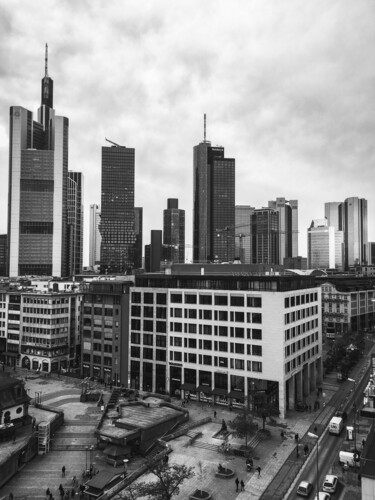 Frankfurt – Structure in Black and White b Fotografia intitolato "Frankfurt – Structu…" da Ron Kramer, Opera d'arte originale, Fotografia digitale