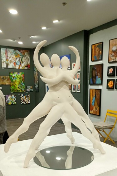 제목이 "Les Mutanes 1"인 조형물 Nadine Trescartes (fildefériste)로, 원작, 도예