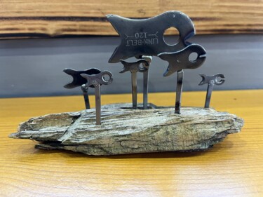 Sculpture titled "POISSONS CHAINE SUR…" by Sylvain Arondel, Original Artwork, Metals