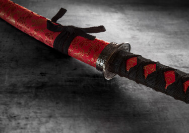 Essence du Samouraï, Katana en Studio Lumière Фотография под названием "Essence du Samouraï…" - Cecile Ducrot, Подлинное произведение искусства, Не манипулируемая фотогра…