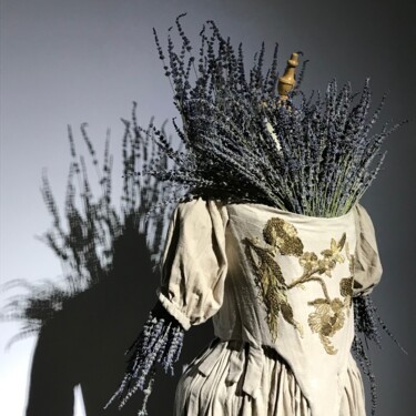 Sculptuur getiteld "Plague Dress" door Anna Dumitriu, Origineel Kunstwerk, Borduurwerk