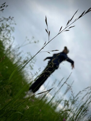 Fine Art Photo — Human Growth and Nature Connection Fotografia intitolato "Fine Art Photo — Hu…" da Yuliya Samoilava (JuliettaArt), Opera d'arte originale, Fotografia digitale