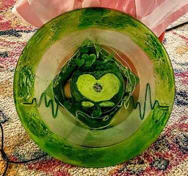 Sculpture intitulée "Vinyl Pulse" par Arlene Knowlton, Œuvre d'art originale, Bombe aérosol Monté sur Autre panneau rigide
