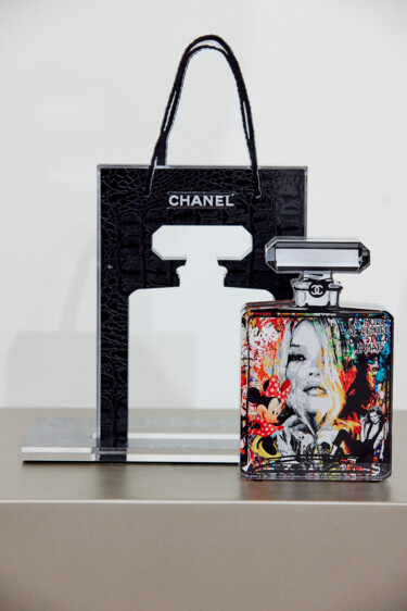 Sculptuur getiteld "Bottle in the bag K…" door Fred Meurice, Origineel Kunstwerk, Hars