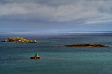 Carantec, baie de Morlaix, rayon de soleil sur balise verte. Fotografia intitolato "Carantec, baie de M…" da Thierry Martin, Opera d'arte originale, Fotografia digitale